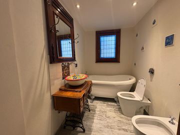 Casa de estilo colonial de 7 ambientes  reciclada a nuevo