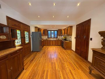 Casa de estilo colonial de 7 ambientes  reciclada a nuevo