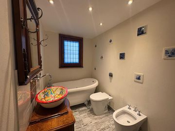 Casa de estilo colonial de 7 ambientes  reciclada a nuevo