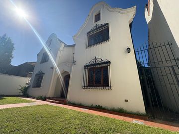 Casa de estilo colonial de 7 ambientes  reciclada a nuevo