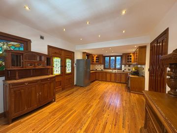 Casa de estilo colonial de 7 ambientes  reciclada a nuevo
