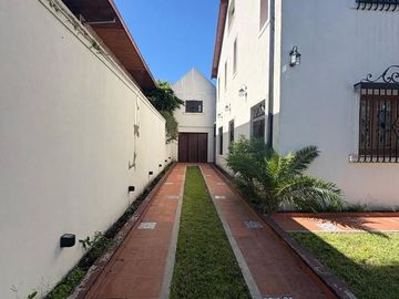 Casa de estilo colonial de 7 ambientes  reciclada a nuevo