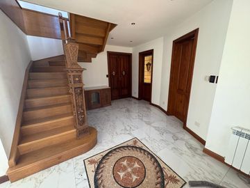 Casa de estilo colonial de 7 ambientes  reciclada a nuevo
