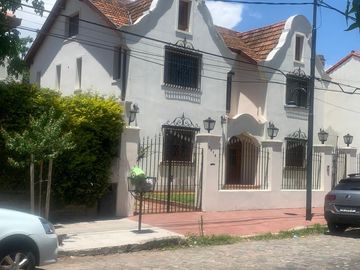 Casa de estilo colonial de 7 ambientes  reciclada a nuevo