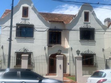 Casa de estilo colonial de 7 ambientes  reciclada a nuevo