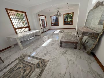 Casa de estilo colonial de 7 ambientes  reciclada a nuevo