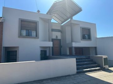 Enorme Casa de 4 dor. y pileta en San Salvador