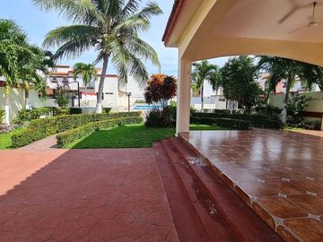 CASA EN VENTA, 3 RECAMARAS, ALBERCA COMUN. CARMEN, CAMPECHE.