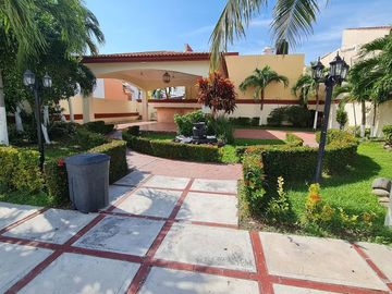 CASA EN VENTA, 3 RECAMARAS, ALBERCA COMUN. CARMEN, CAMPECHE.