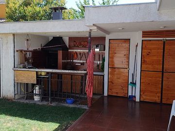 VENTA DE HERMOSA CASA Y MUY BIEN UBICADA