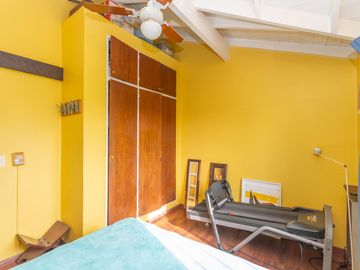 Casa en Venta en Las lomas.  Buen jardín y gran quincho con parrilla.