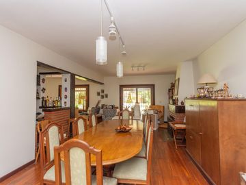 Casa en Venta en Las lomas.  Buen jardín y gran quincho con parrilla.