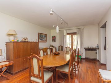 Casa en Venta en Las lomas.  Buen jardín y gran quincho con parrilla.