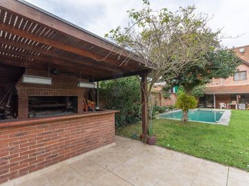 Casa en Venta en Las lomas.  Buen jardín y gran quincho con parrilla.