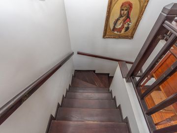 Casa en Venta en Las lomas.  Buen jardín y gran quincho con parrilla.