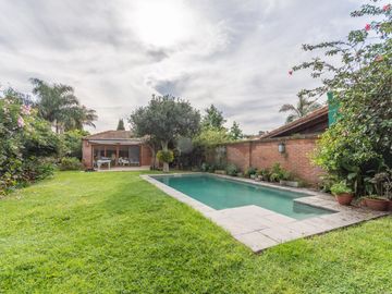 Casa en Venta en Las lomas.  Buen jardín y gran quincho con parrilla.
