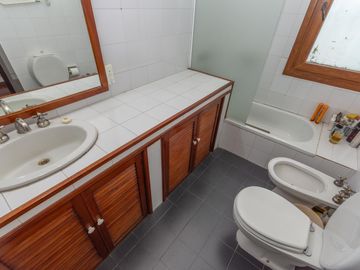 Casa en Venta en Las lomas.  Buen jardín y gran quincho con parrilla.
