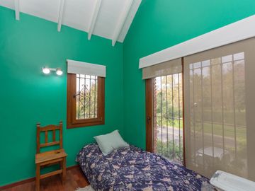 Casa en Venta en Las lomas.  Buen jardín y gran quincho con parrilla.