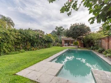 Casa en Venta en Las lomas.  Buen jardín y gran quincho con parrilla.