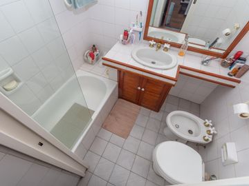 Casa en Venta en Las lomas.  Buen jardín y gran quincho con parrilla.