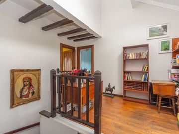 Casa en Venta en Las lomas.  Buen jardín y gran quincho con parrilla.