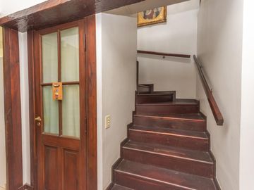 Casa en Venta en Las lomas.  Buen jardín y gran quincho con parrilla.