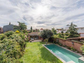 Casa en Venta en Las lomas.  Buen jardín y gran quincho con parrilla.