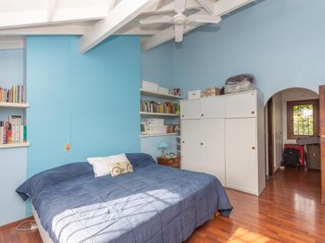 Casa en Venta en Las lomas.  Buen jardín y gran quincho con parrilla.