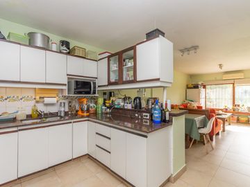 Casa en Venta en Las lomas.  Buen jardín y gran quincho con parrilla.