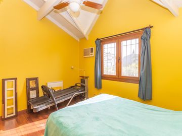Casa en Venta en Las lomas.  Buen jardín y gran quincho con parrilla.