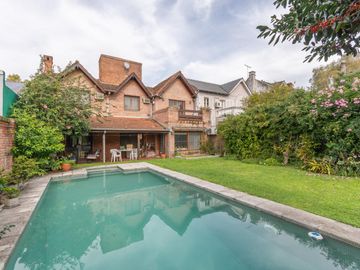Casa en Venta en Las lomas.  Buen jardín y gran quincho con parrilla.