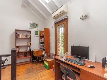 Casa en Venta en Las lomas.  Buen jardín y gran quincho con parrilla.