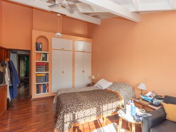 Casa en Venta en Las lomas.  Buen jardín y gran quincho con parrilla.