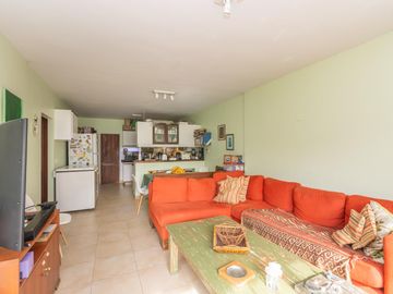 Casa en Venta en Las lomas.  Buen jardín y gran quincho con parrilla.