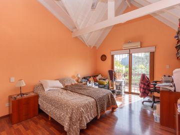Casa en Venta en Las lomas.  Buen jardín y gran quincho con parrilla.