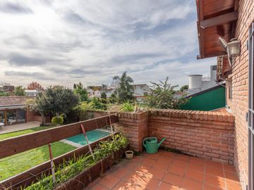 Casa en Venta en Las lomas.  Buen jardín y gran quincho con parrilla.