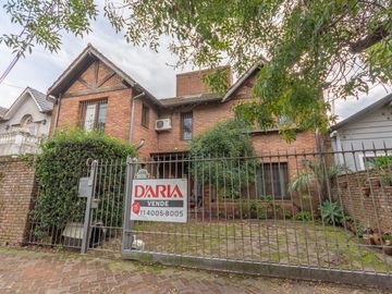 Casa en Venta en Las lomas.  Buen jardín y gran quincho con parrilla.