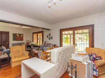 Casa en Venta en Las lomas.  Buen jardín y gran quincho con parrilla.