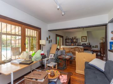 Casa en Venta en Las lomas.  Buen jardín y gran quincho con parrilla.