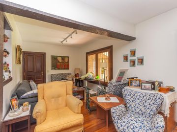 Casa en Venta en Las lomas.  Buen jardín y gran quincho con parrilla.