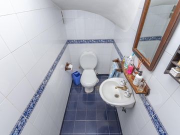 Casa en Venta en Las lomas.  Buen jardín y gran quincho con parrilla.