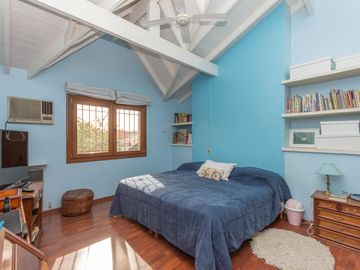 Casa en Venta en Las lomas.  Buen jardín y gran quincho con parrilla.