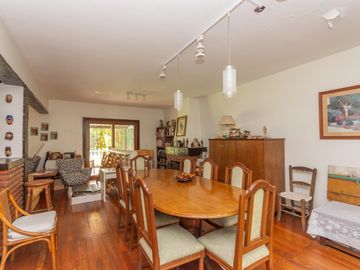 Casa en Venta en Las lomas.  Buen jardín y gran quincho con parrilla.