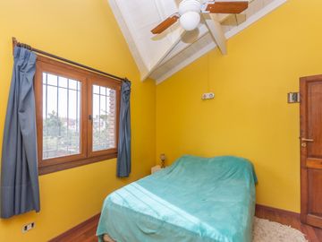 Casa en Venta en Las lomas.  Buen jardín y gran quincho con parrilla.