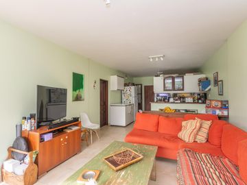 Casa en Venta en Las lomas.  Buen jardín y gran quincho con parrilla.