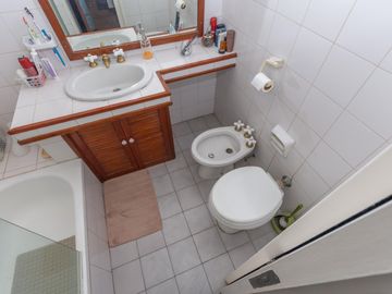 Casa en Venta en Las lomas.  Buen jardín y gran quincho con parrilla.