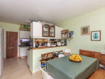 Casa en Venta en Las lomas.  Buen jardín y gran quincho con parrilla.