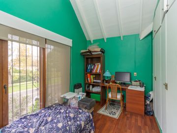 Casa en Venta en Las lomas.  Buen jardín y gran quincho con parrilla.