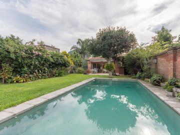 Casa en Venta en Las lomas.  Buen jardín y gran quincho con parrilla.