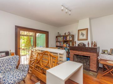 Casa en Venta en Las lomas.  Buen jardín y gran quincho con parrilla.